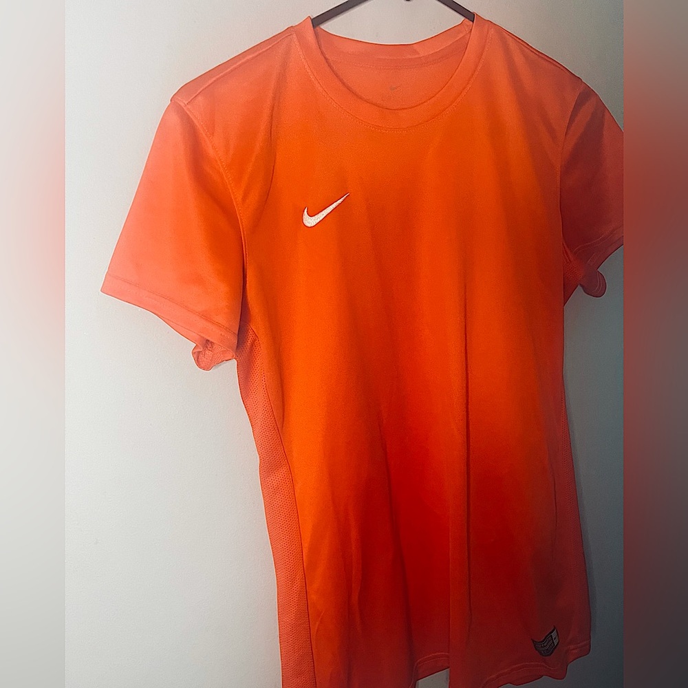 Women’s Nike workout T-shirt, size Medium ! Never used & in great condition.